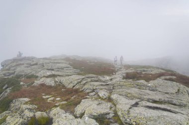 Underhill, Vermont 'ta. 24 Ağustos 2020. Underhill Vermont 'ta sisli bir günde Mansfield Dağı' nın zirvesinde yürüyen yürüyüşçüler..
