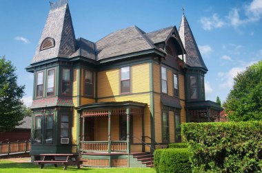 Güneşli bir yaz gününde Montpelier Vermont şehrinde tarihi bir Victoria tarzı bina..