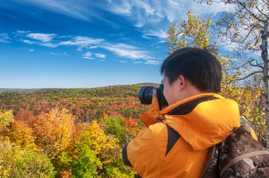 Massachusetts 'teki Becket Taş Ocağı Arazi Vakfı' nda sonbahar renklerini fotoğraflayan Çinli bir adam..