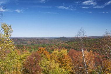 Bir sonbahar günü, Massachusetts 'teki bir taş ocağının etrafındaki dağların hava manzarası..