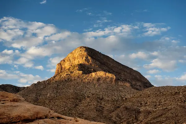 Sonbaharda Las Vegas Nevada 'daki Red Rock Kanyon koruma alanı içindeki dramatik çöl manzarası.