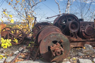 Güneşli bir sonbahar gününde Massachusetts 'teki Becket Taş Ocağı' nda paslı antika makineleri..