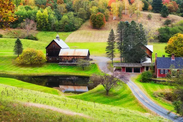 Renkli bir sonbahar döneminde Pomfret Vermont 'taki pitoresk uyku içi boş çiftlik.. 