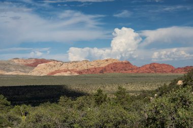 Las Vegas Nevada 'daki Kızıl Kaya koruma alanı içindeki dramatik manzara ve kumtaşı oluşumları.