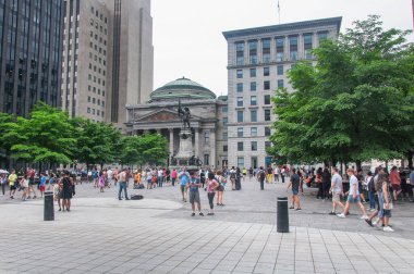 Montreal, Kanada. 5 Temmuz 2019. Montreal Kanada 'daki Centaur Tiyatrosu yakınlarında bulutlu bir günde halka açık bir meydan..