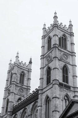 Montreal Kanada 'daki tarihi eser notre dame katedralinin iki kulesinin siyah beyaz bir resmi..