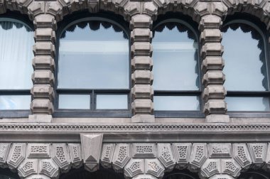 Quebec Kanada 'da Montreal' de bir binanın mimarisi ve penceresi..