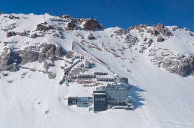 Garmisch-Partenkirchen Almanya 'sındaki Wetterstein dağlarında Zugspitzein yamacında bir otel..