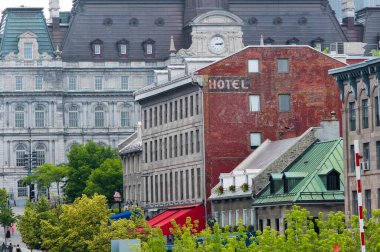 Jacques Cartier 'in Quebec' teki Montreal liman bölgesinde sıralanan tarihi binalar..