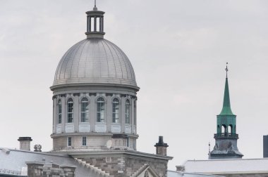 Notre Dame de BonSecours Kilisesi 'nin ve Montreal Kanada' daki pazar yerinin ön yüzü ve heykelleri bulutlu bir günde.