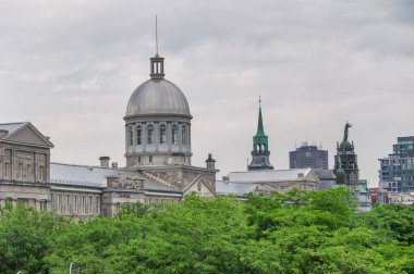 Notre Dame de BonSecours Kilisesi 'nin ve Montreal Kanada' daki pazar yerinin ön yüzü ve heykelleri bulutlu bir günde.