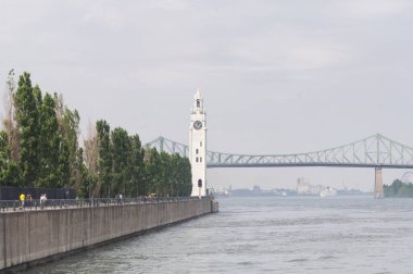 Montreal, Kanada. 5 Temmuz 2019. Montreal Kanada 'daki Saint Lawrence nehrinin tarihi saat kulesi bulutlu bir günde.