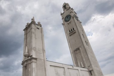 Montreal Kanada 'daki Saint Lawrence nehrinin tarihi saat kulesi bulutlu bir günde.