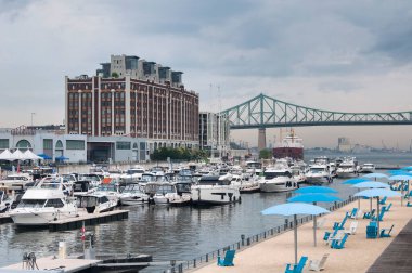 Montreal, Kanada. 5 Temmuz 2019. Montreal Kanada 'nın eski liman bölgesinde bulutlu bir günde bir yat, yat ve plaj..