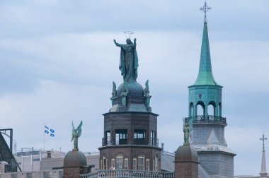 Montreal Kanada 'nın eski bölgesinde, bulutlu bir günde bulunan tarihi notre de bonsecours şapeli..