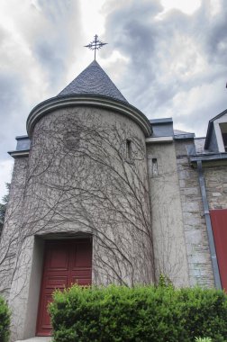 Eski Montreal Kanada 'da, bulutlu bir günde Le Chateau Ramezay' ın tarihi simgesi.