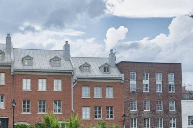 Montreal Kanada 'nın eski bölgesinde bulutlu bir günde genel mimari.