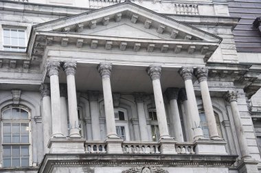 Montreal Kanada 'daki tarihi bina oteli bulutlu bir günde.