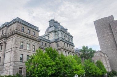Montreal Kanada 'daki tarihi belediye binası bulutlu bir günde