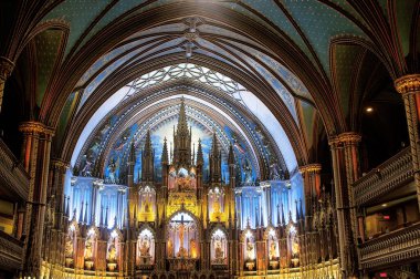 Montreal Kanada 'daki Notre Madame Katedrali' ndeki süslü tavan ve sunak..