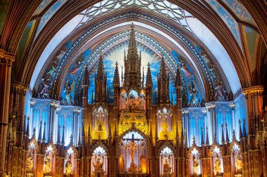 Montreal Kanada 'daki Notre Madame Katedrali' ndeki süslü tavan ve sunak..