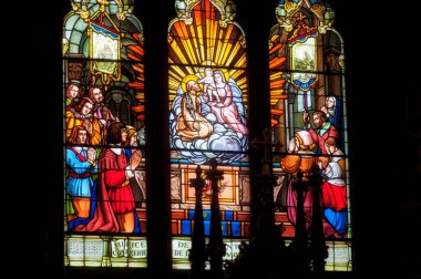 Montreal Kanada 'daki Notre Madame Katedrali' nde dini bir sahnesi olan vitraylı bir pencere..