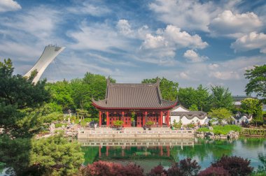 Montreal, Kanada. 6 Temmuz 2019 'da Kanada' daki Montreal Botanik Bahçesi 'ndeki küçük bir göletten yansıyan bir Çin binası..
