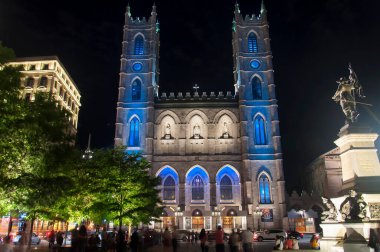 Montreal, Kanada. 6 Temmuz 2019. Montreal Kanada 'nın tarihi kadın katedrali gece aydınlandı..