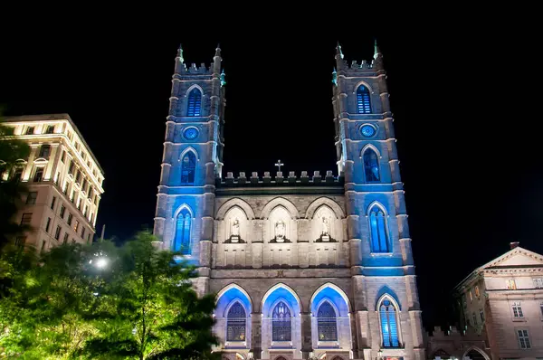 Montreal Kanada 'nın tarihi kadın katedrali gece aydınlandı..