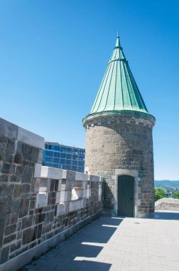 Quebec City Canada 'nın eski bölgesini çevreleyen tarihi duvarda bir kule..
