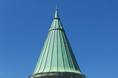 Quebec 'in eski Kanada bölgesindeki Quebec şehir duvarındaki bir kulenin patina çatısı.. 