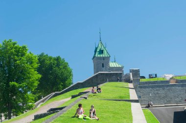 Quebec şehri, Kanada. 7 Temmuz 2019. Güneşli bir günde, Quebec Kanada 'nın eski bölgesini çevreleyen tarihi duvarın üstünde piknik yapan insanlar..