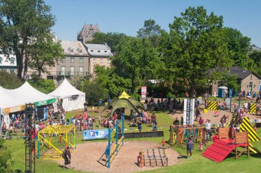 Quebec şehri, Kanada. 7 Temmuz 2019. Güneşli bir günde Quebec Kanada 'nın eski bölgesinde oyun oynayan çocuklar.