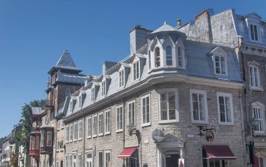 Kanada 'nın eski Quebec şehrinde mavi gökyüzünde çeşitli binalar.