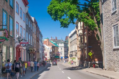 Quebec şehri, Kanada. 7 Temmuz 2019. Güneşli bir günde, Quebec Kanada 'nın eski bölgesinde kaldırımlarda yürüyen insanlar..