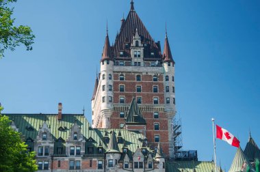 Quebec Kanada 'nın eski bölgesinde güneşli bir günde tarihi bir şato..
