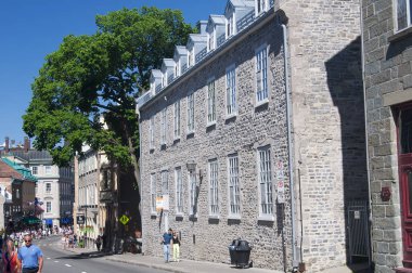 Quebec şehri, Kanada. 7 Temmuz 2019. Güneşli bir günde, Quebec Kanada 'nın eski bölgesinde kaldırımlarda yürüyen insanlar..