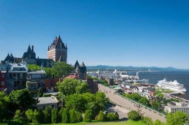 Quebec Kanada 'nın eski bölgesinde güneşli bir günde çeşitli binalar arasında tarihi le chateau frontenac.