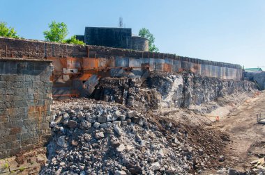 Güneşli bir günde Parc du Bastion de la Reine Quebec Kanada 'daki tarihi kalıntılar.