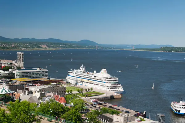 Güneşli bir günde Quebec Kanada 'daki St. Lawrence nehrine bir yolcu gemisi yanaştı..