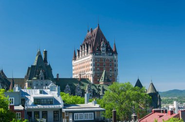Quebec Kanada 'nın eski bölgesinde güneşli bir günde çeşitli binalar arasında tarihi le chateau frontenac.