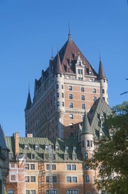 Quebec City Kanada 'da öğleden sonra güneşinde tarihi bir şato..
