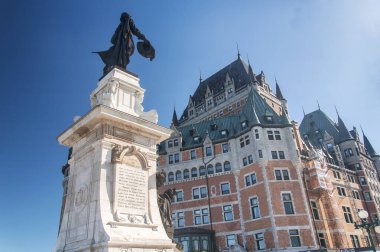 Tarihi eser Samuel de Champlain Anıtı ve eski Quebec City Canada 'daki şato önü..