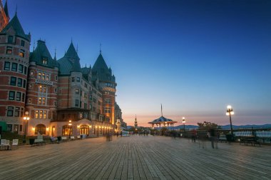 Quebec City Kanada 'da günbatımında tarihi şato önü ve tahta kaldırım.