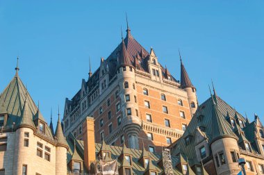 Quebec City Kanada 'da öğleden sonra güneşinde tarihi bir şato..