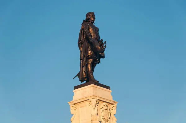 Eski Quebec Şehri Kanada 'da öğleden sonra güneşinde tarihi Samuel de Champlain Anıtı.