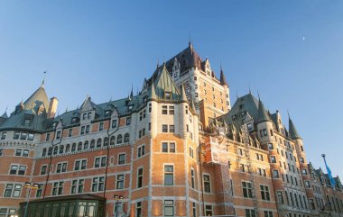 Quebec City Kanada 'da öğleden sonra güneşinde tarihi bir şato..
