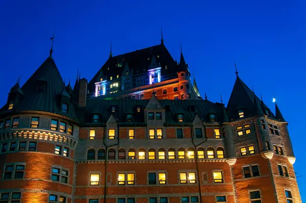 Quebec City Kanada 'da geceleyin aydınlanan tarihi şato gökyüzünde hilal ile aydınlandı..