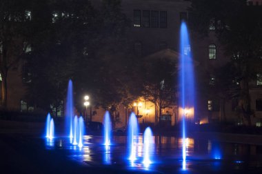 Kanada 'nın Quebec şehrindeki bir parkta gece vakti ışıkları olan bir çeşme gösterisi.