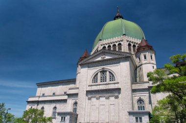 Güneşli bir günde Montreal Kanada 'daki tarihi Saint Joseph' s Mount Royal Oratory.